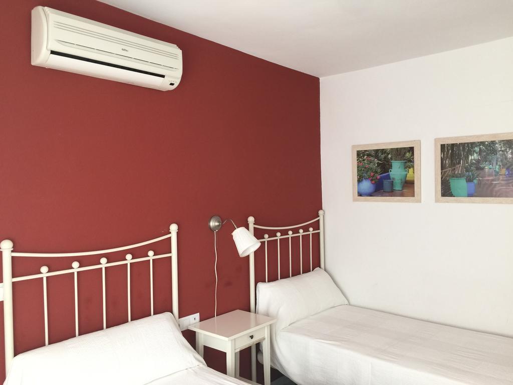 Hostal Monteluna Rociana Quarto foto